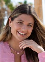 Halsketting met roze leren koord en Rivoli glassteen 