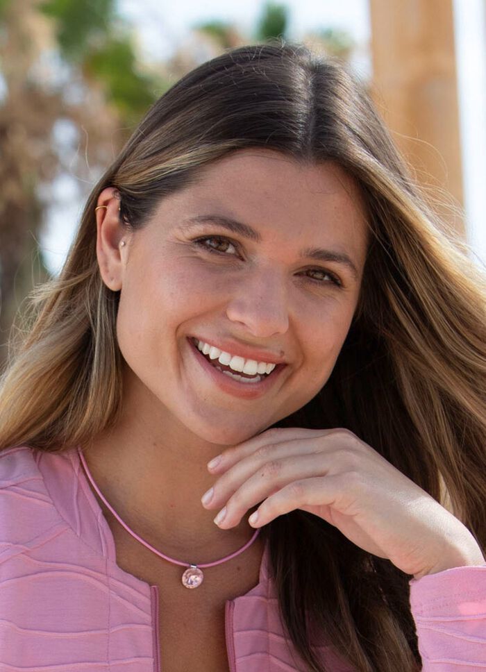 Halsketting met roze leren koord en Rivoli glassteen 