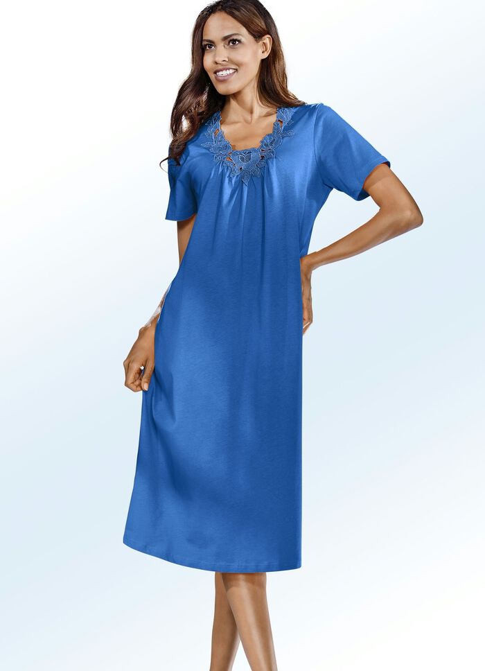 Set van twee nachthemden, borduurwerk van kant en plooien aan de voorzijde 