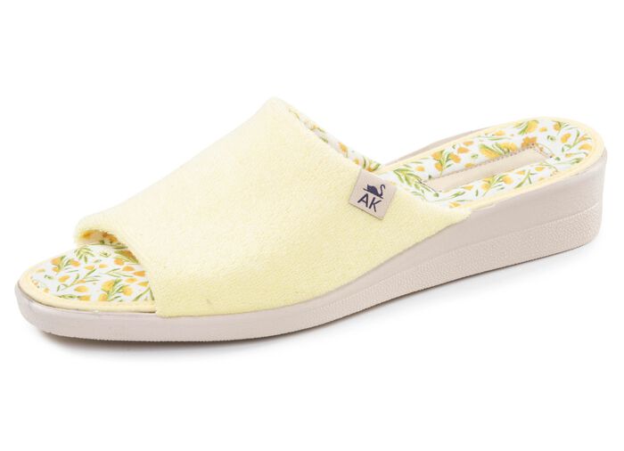 Klassieke damespantoffels, gemaakt van textielmateriaal GELB