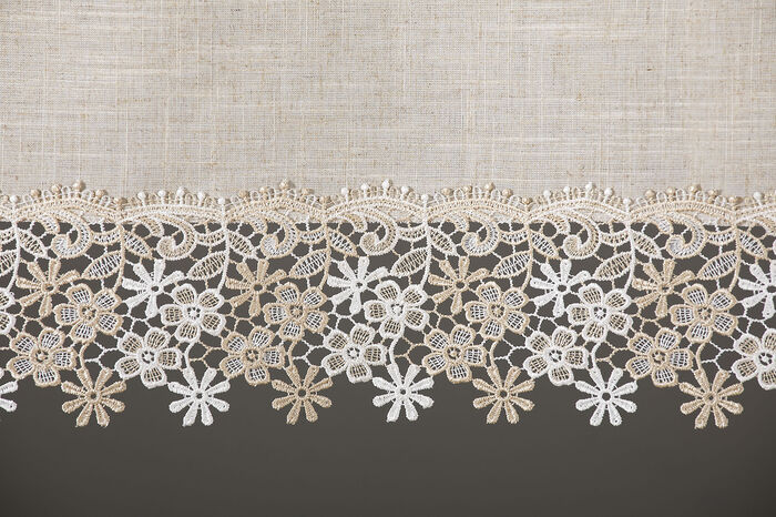 Kort gordijn met macram&eacute;kant 