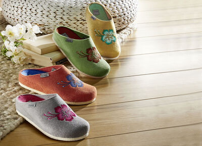 Damespantoffels met qua kleur bijpassende geborduurde decoratieve bloemen 