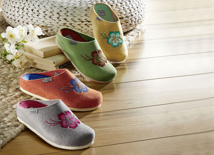 Damespantoffels met qua kleur bijpassende geborduurde decoratieve bloemen 