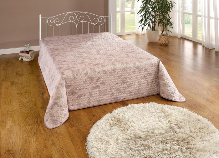 Natuurlijke sprei en kussenslopen met bladrankmotief 