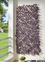 Wandrooster gemaakt van bladeren en bloemen 