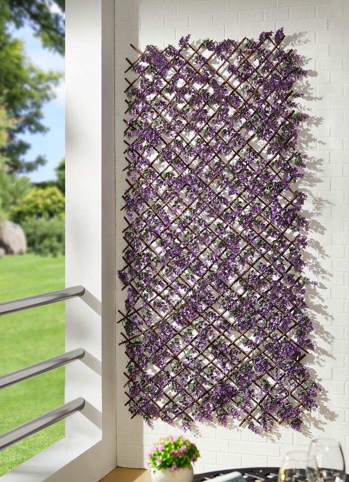 Wandrooster gemaakt van bladeren en bloemen 