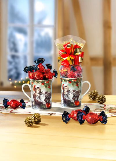 Porseleinen kopjes gevuld met pralines, 2-delige set 