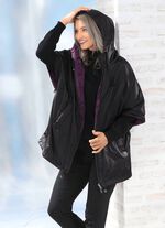 Functionele omkeerbare cape in een oversized look 
