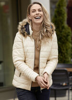 Kort leren jack met afneembare capuchon 