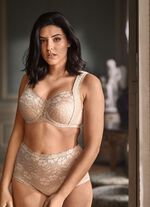 Miss Mary lijfjeslipje met elastisch kant eronder aan de voorkant 