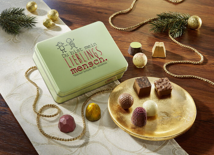 Geschenkdoos met handgemaakte chocolaatjes en truffels 