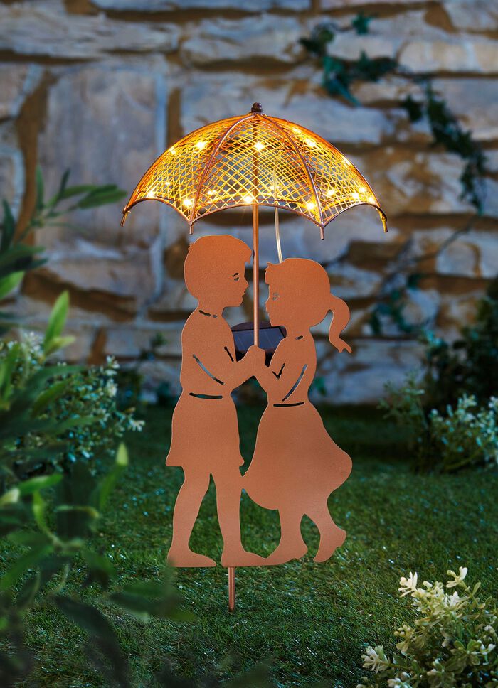 Een paar kinderen onder een zonneparaplu, roest 