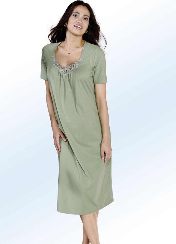 Set van drie nachthemden met geborduurd kant, kuitlengte en korte mouwen 