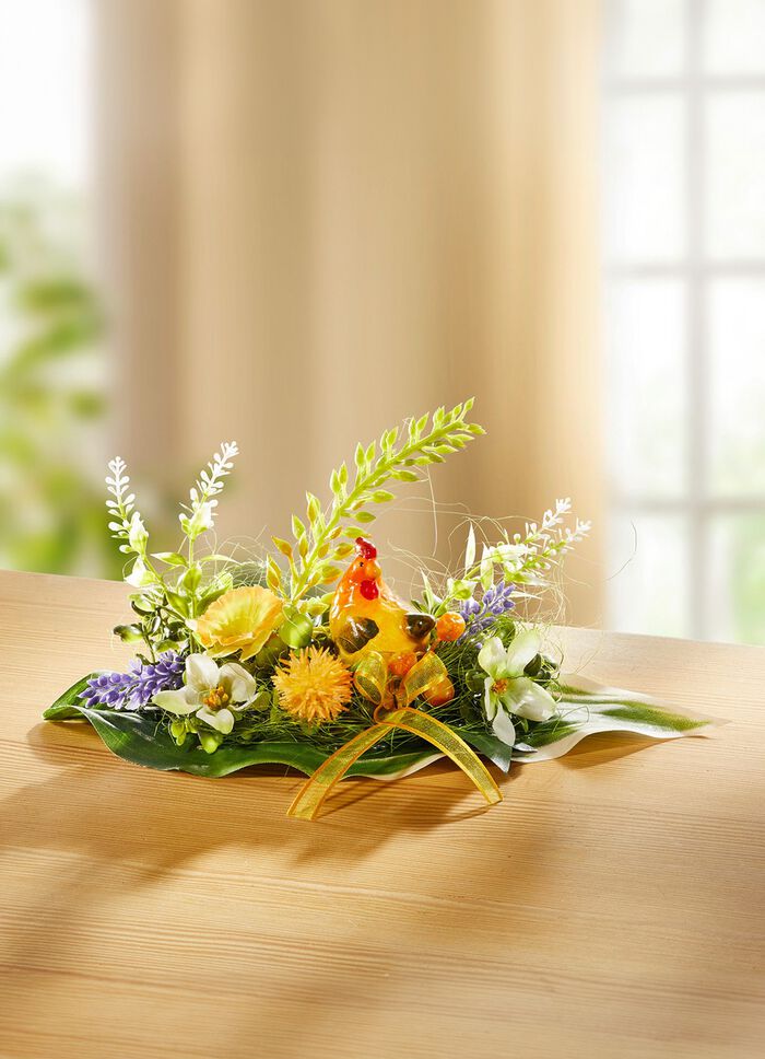 Tafelarrangement met keramische kip 