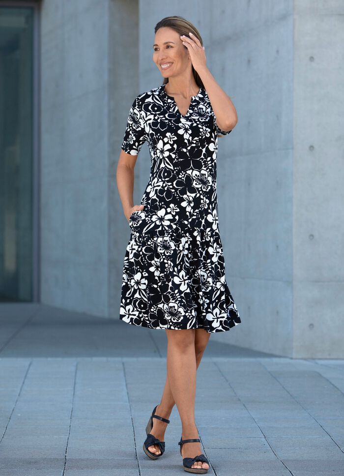 Jurk met een opvallende kraagoplossing 