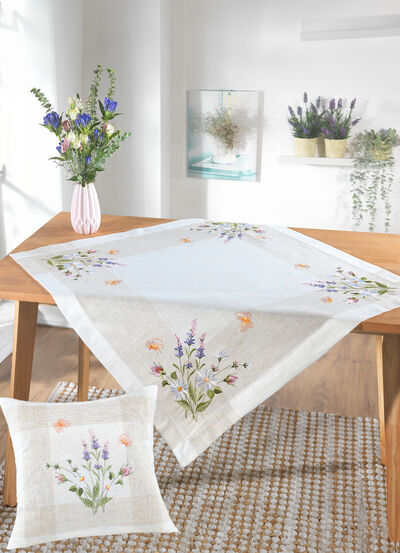 Tafel- en kamerdecoratie met gebloemd dessin 