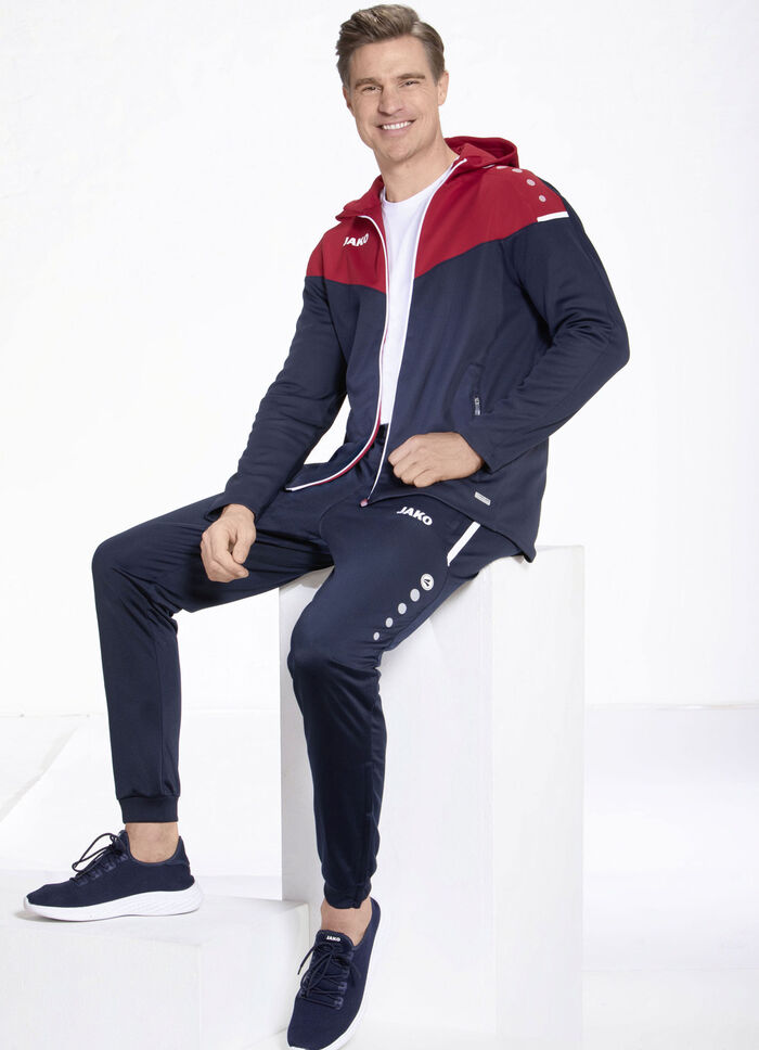 Vrijetijdspak van “Jako” in 2 kleuren MARINEBLAUW DONKERROOD