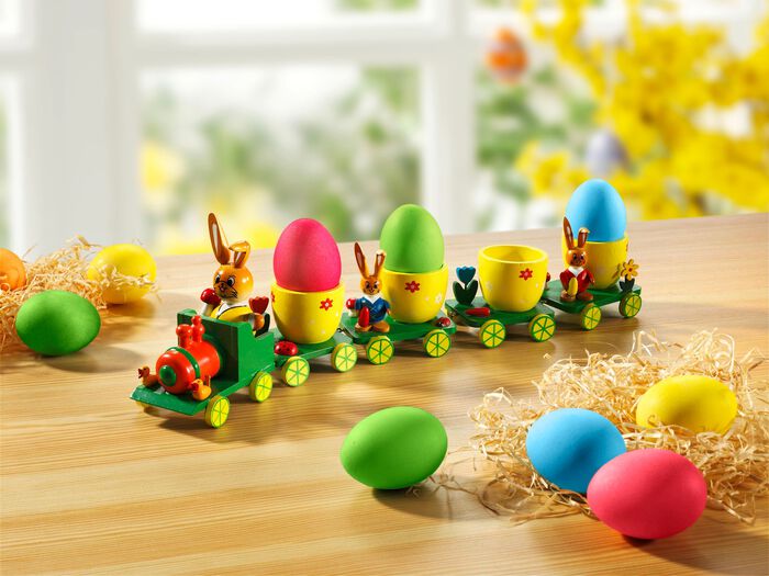 Paastrein met wagons die als eierdoppen dienen 