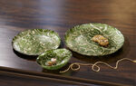 Borden en schalen van glas met goudkleurig reliëf GROEN