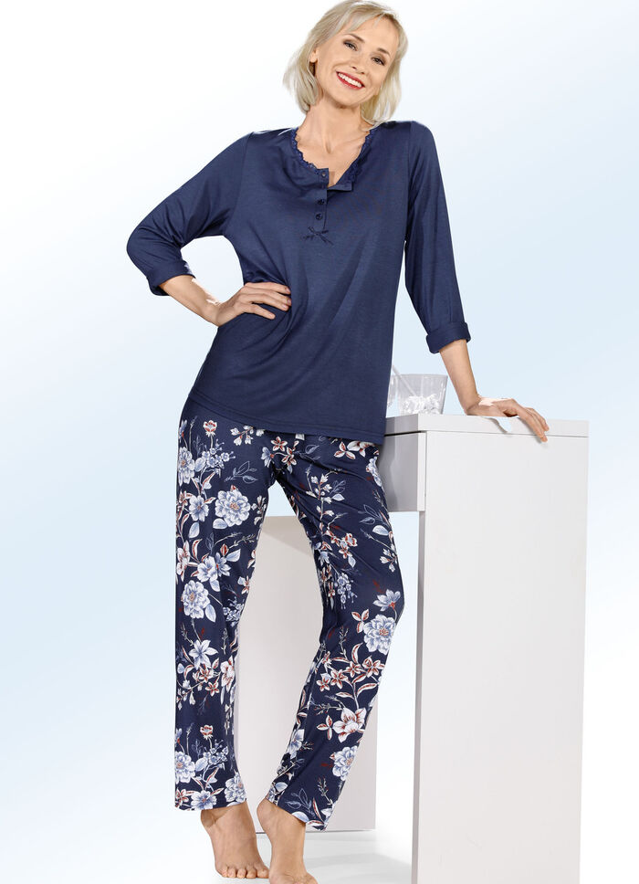 Pyjama van "Ascafa" met knoopsluiting en lange mouwen 