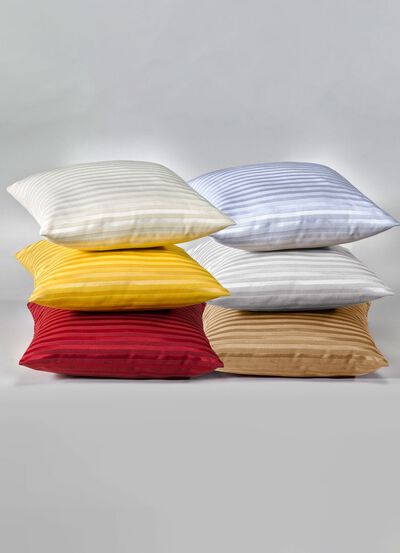 Fijne tafel- en kamerdecoratie met een glanzend gestreept dessin 