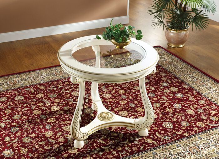 Salontafel met opvallend houtsnijwerk 