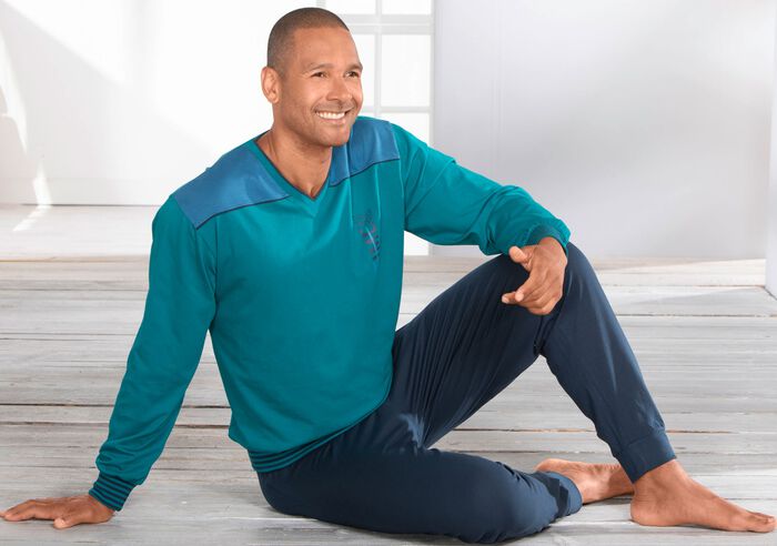 Pyjama, met V-hals en ribboorden 