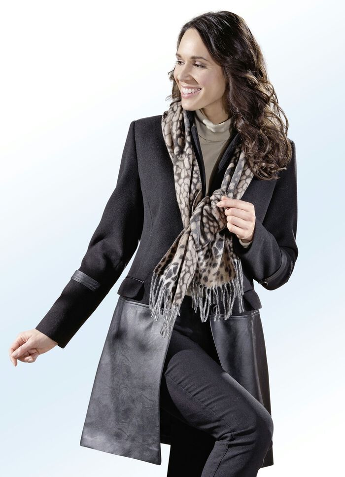 Korte jas met decoratieve knopen 