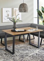 Eettafel op een zwart metalen frame 