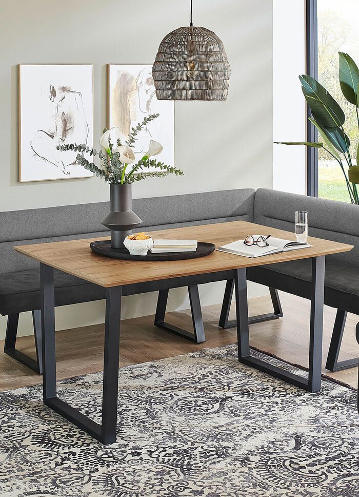 Eettafel op een zwart metalen frame 