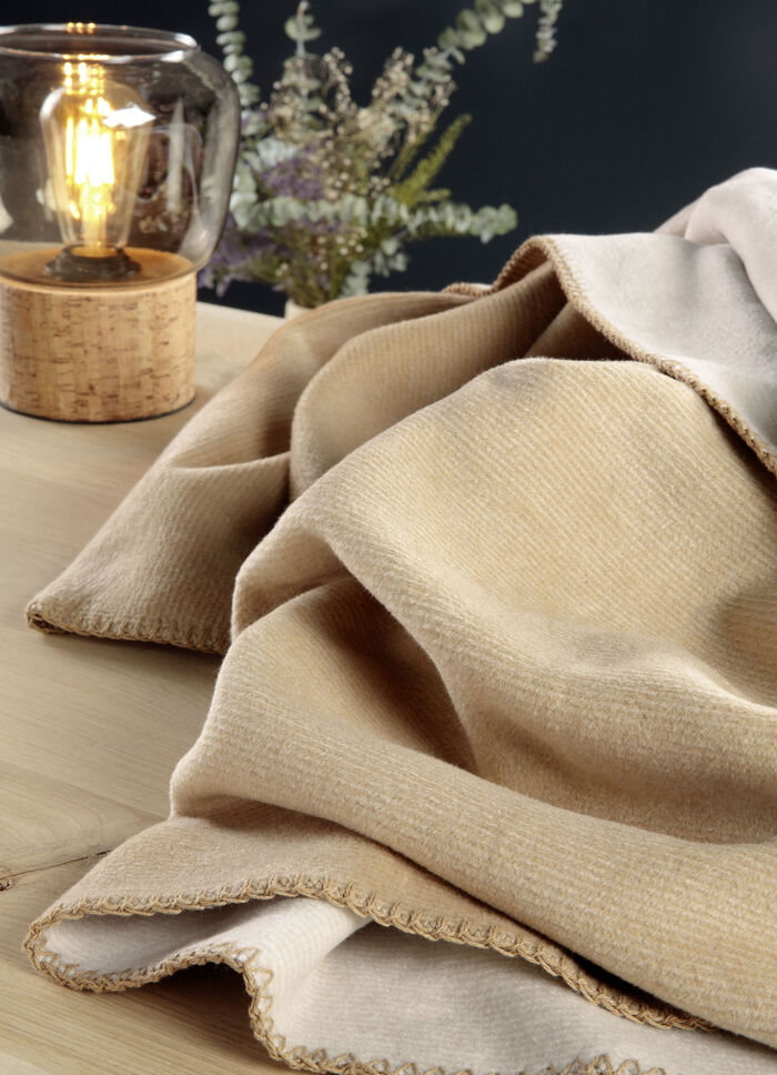 Deken met effen omkeerbare zijkant en gehaakte zoom CREME, NATUUR