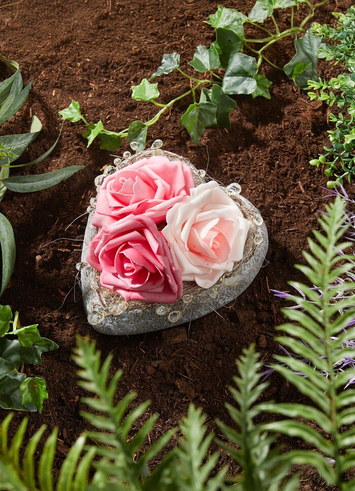 Hartvormige schaal met 3 rozen 