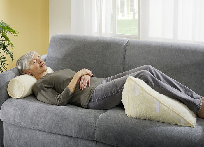 Rugkussen van scheerwol met nekrol 