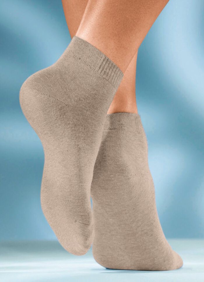 Set van zes sokken in verschillende kleuren 