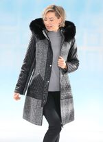 Korte jas van een trendy materiaalmix 