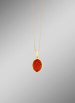 Vergulde hanger met koraal 