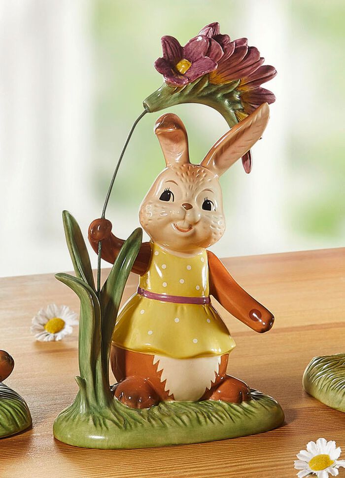 Konijnen met lentebloemen gemaakt van fijn steengoed MULTICOLOR