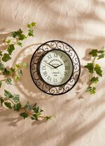 radiogestuurde wandklok met metalen kast 