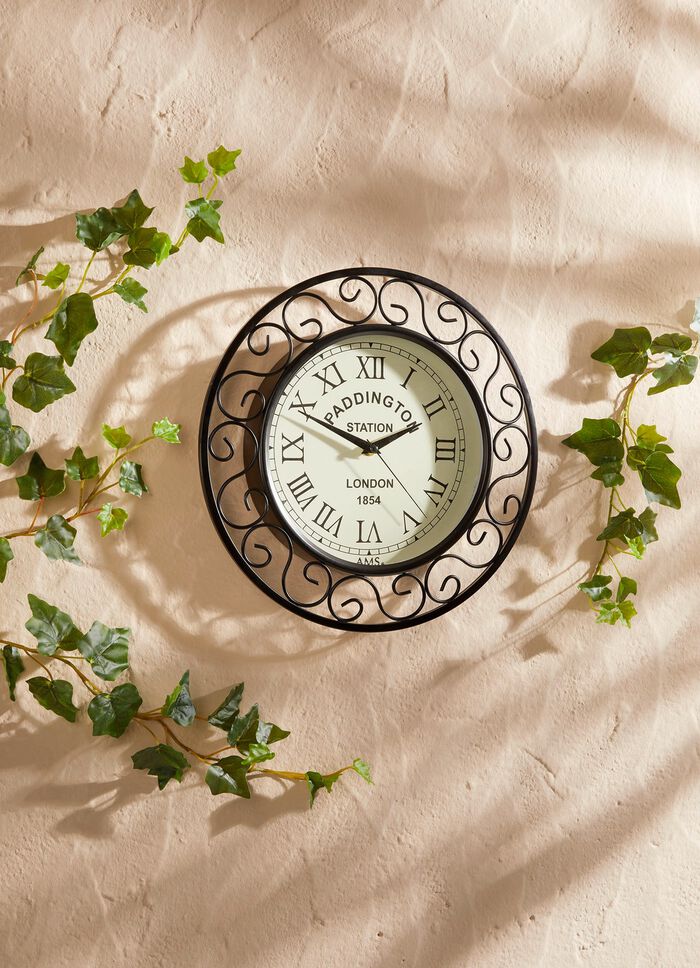 radiogestuurde wandklok met metalen kast 