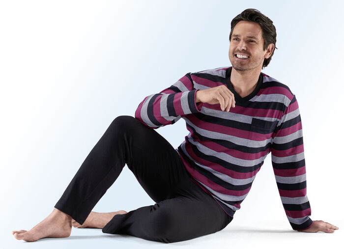 Set van twee pyjama's met V-hals, borstzak en garengeverfde strepen 