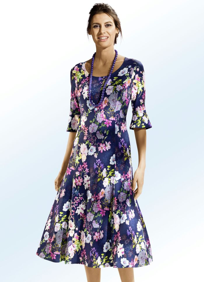 Licht getailleerde jurk in modieus instapmodel 