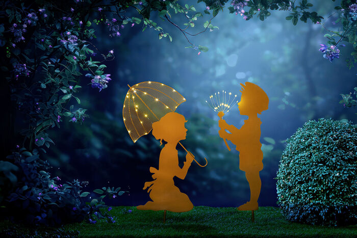 jongen en meisje met paraplu 