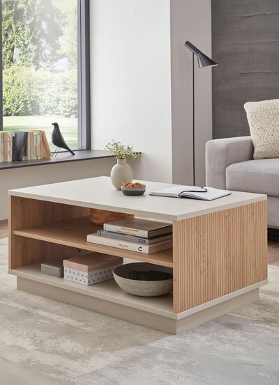 Prachtige salontafel met doorlopende plank. 