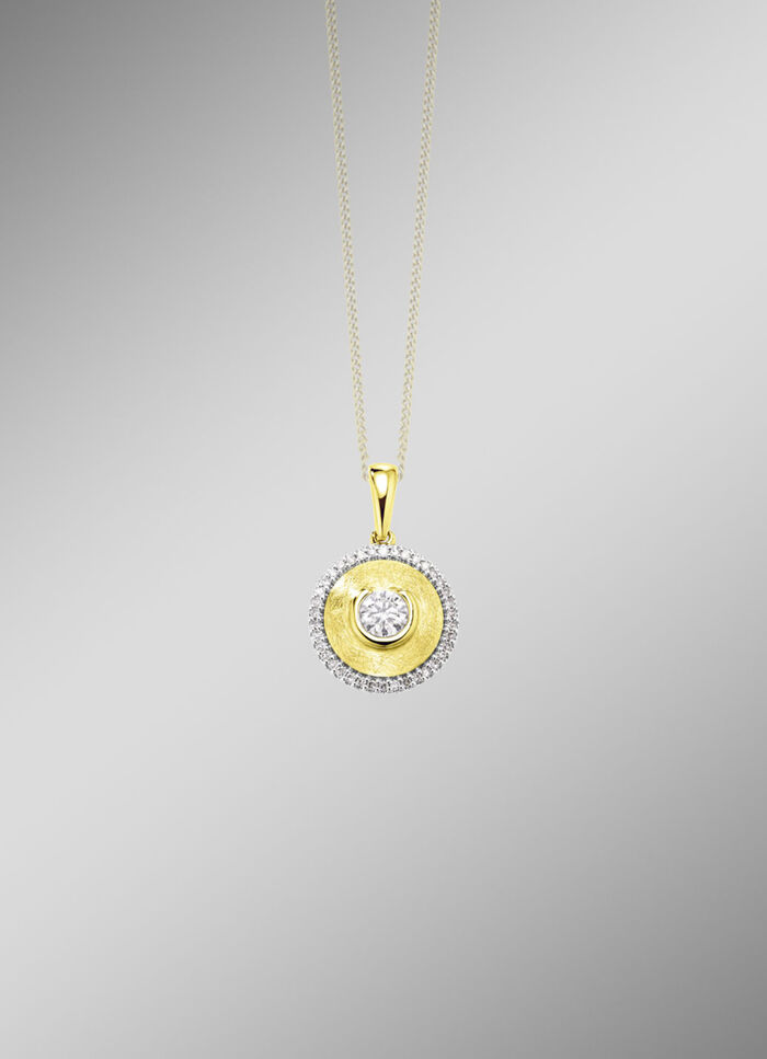 Stijlvolle hanger met briljant en diamanten 