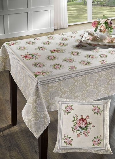 Tafel- en kamerdecoratie met een romantisch rozenmotief 