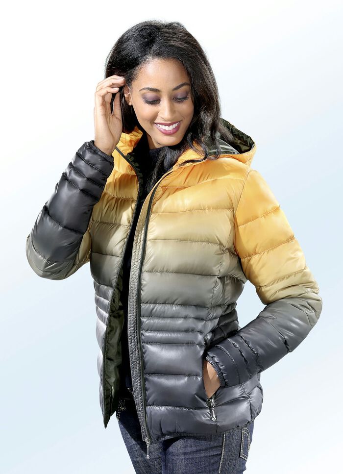 Functionele jas met harmonische kleurvariatie 