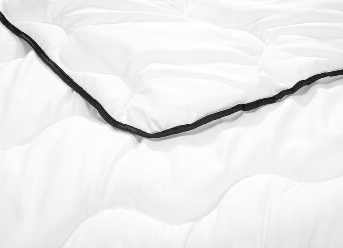 Beddengoedserie van Biberna met zwarte bies WIT