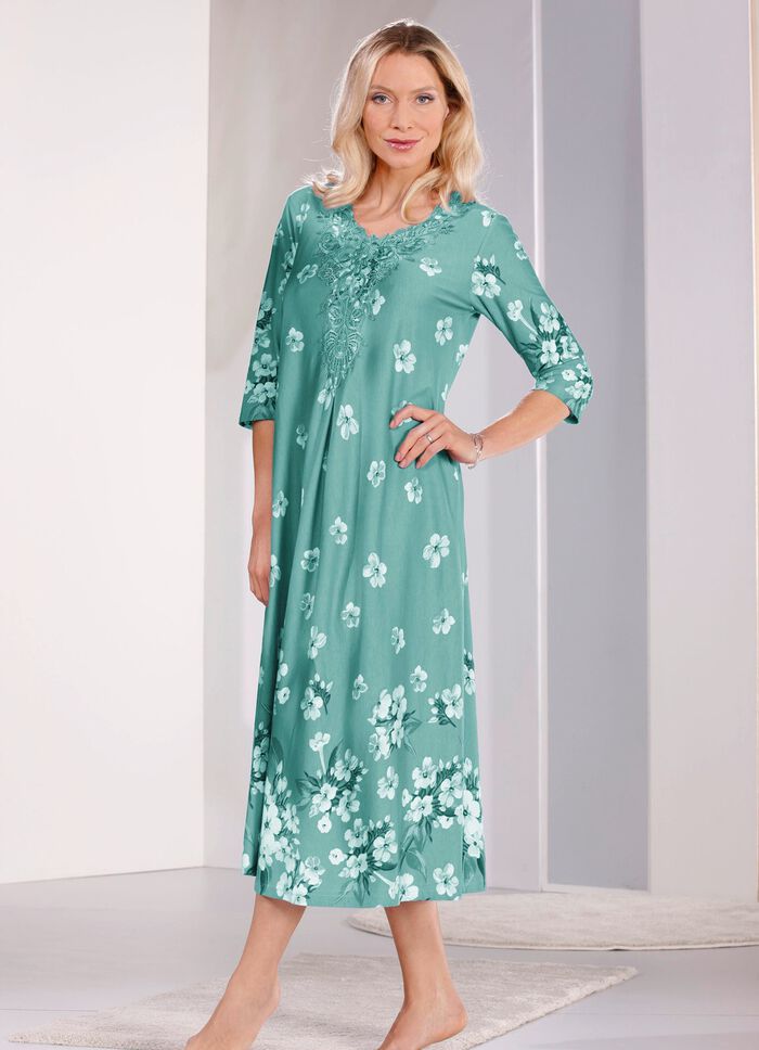 Nachthemd van "Laurina" met kantmotief bij de halslijn 