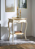 Telefoontafel met goudkleurige applicaties 