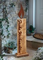 Vrolijke kerstkaars van sparrenhout en plaatstaal 